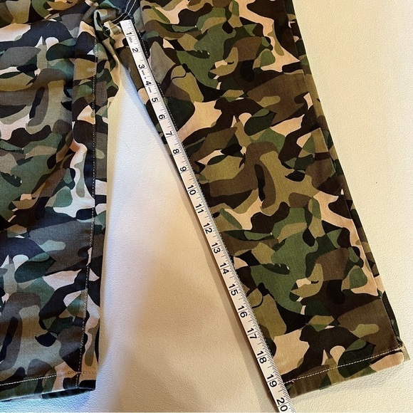 Venus Camo Cropped Jeans, Size 2 - Picture 7 of 8